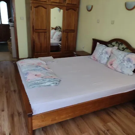 стая за двама в град бургас. Gazde/Camere de închiriat